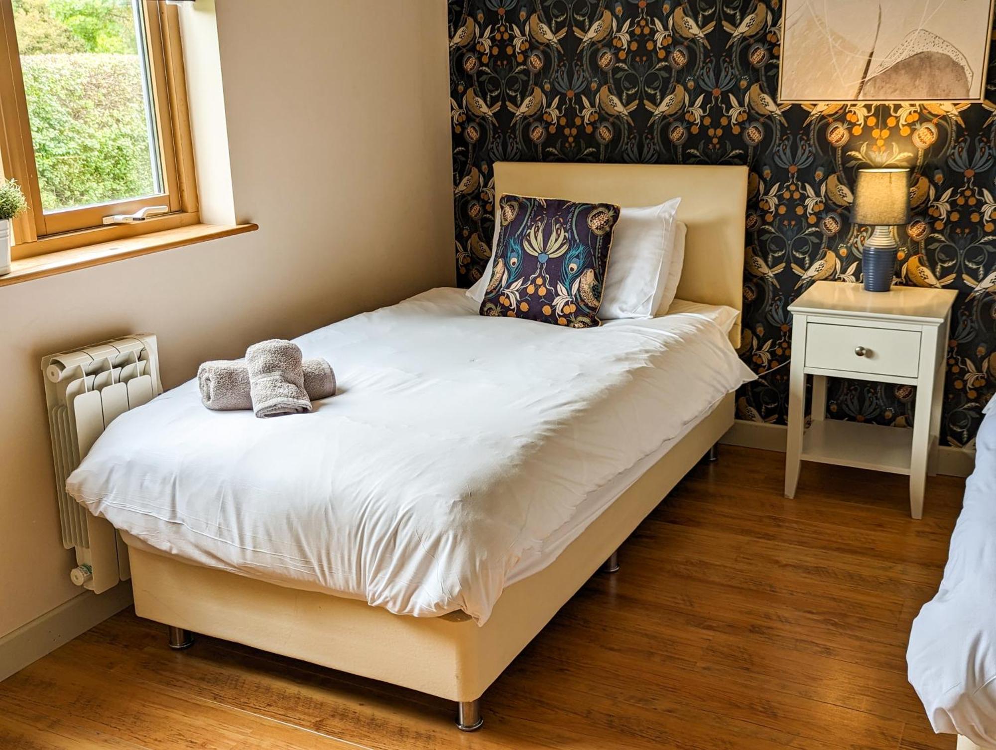 Elm Escapes Villa Knighton  Kamer foto